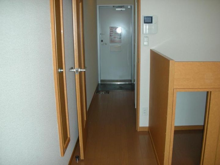 レオパレスセレーノの玄関