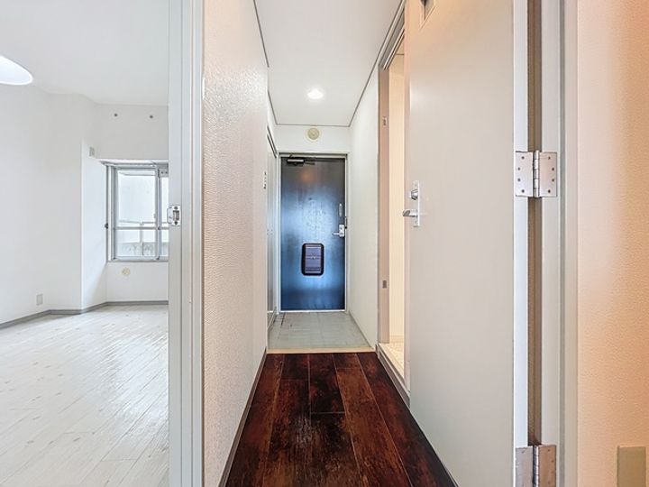 マンション栂森の玄関