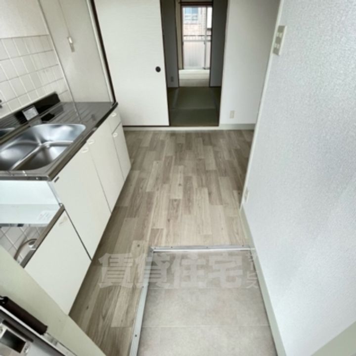 津村ハイツの玄関