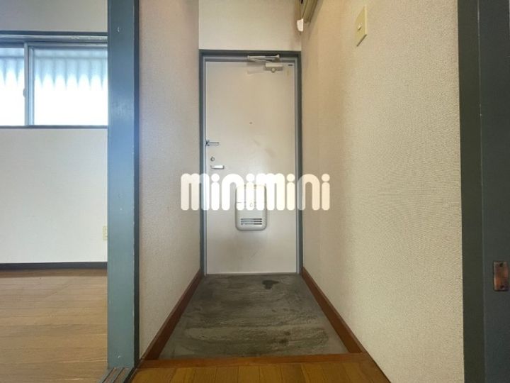 マンションコロクの玄関