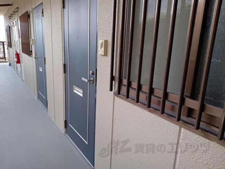 シャトル弐番館の玄関