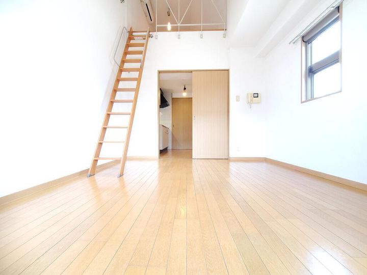 オルフェアIII番館の居間