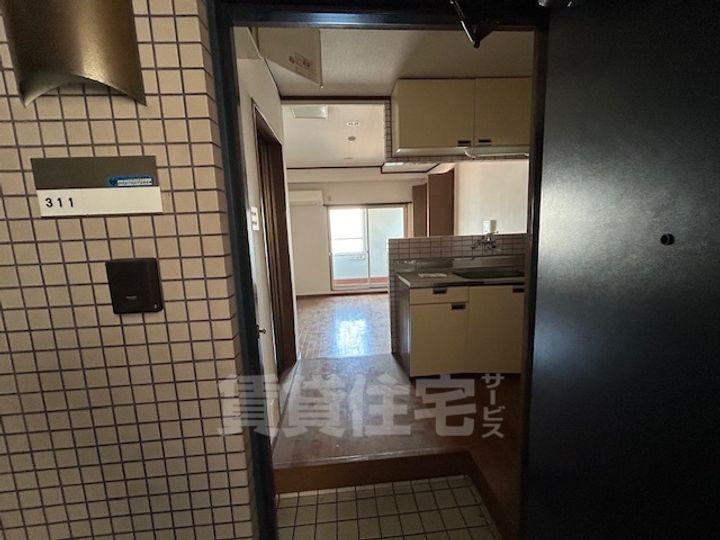 葛城マンションの玄関