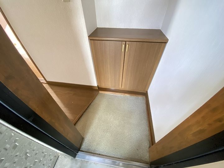 ヴィラージュ西本の玄関