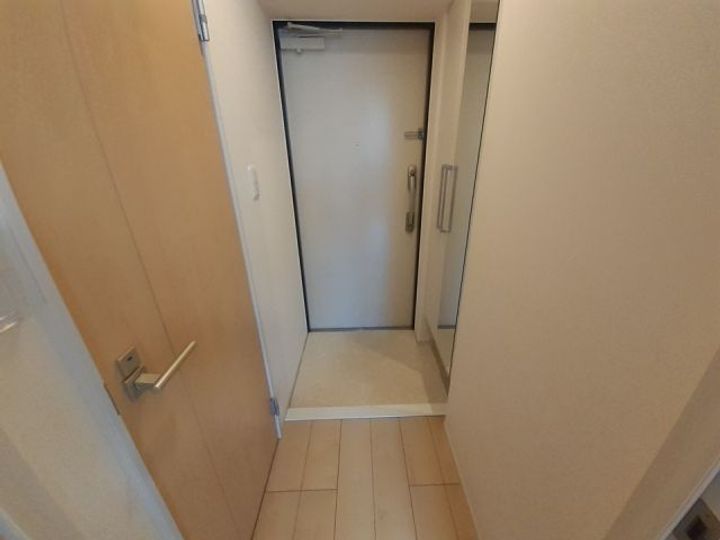 京都府京田辺市三山木見尊田(マンション)の賃貸物件の玄関