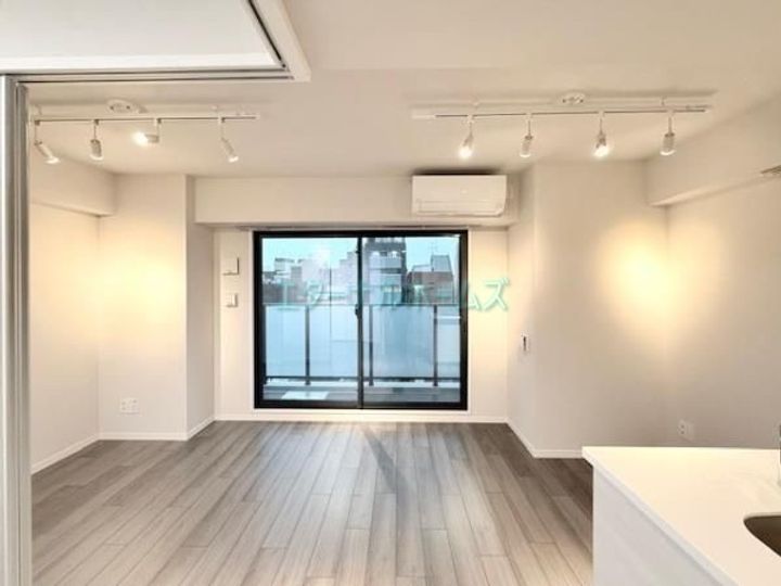 東京都新宿区四谷三栄町(マンション)の賃貸物件の居間