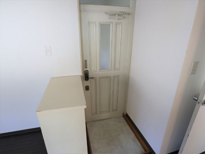 メゾンドファミールBの玄関