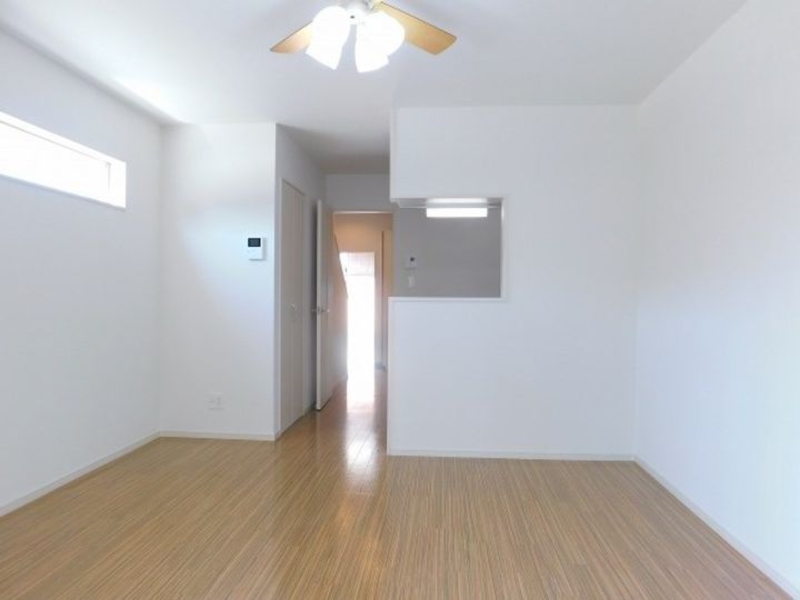 エミリア日明I棟の居間