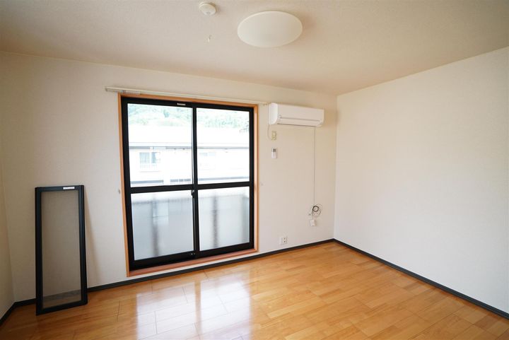 レピュート双月 Cの居間