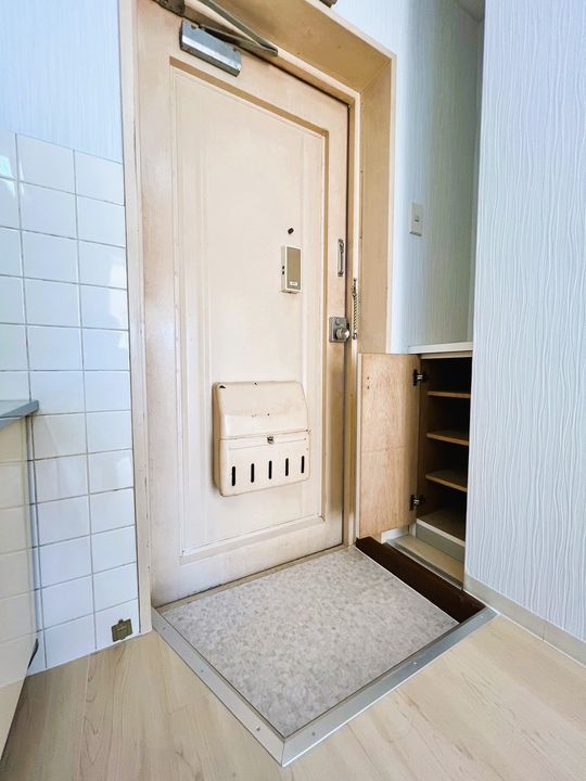 しおんビルの玄関