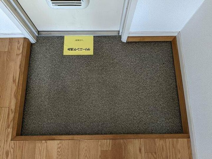 加賀見ハイツの玄関