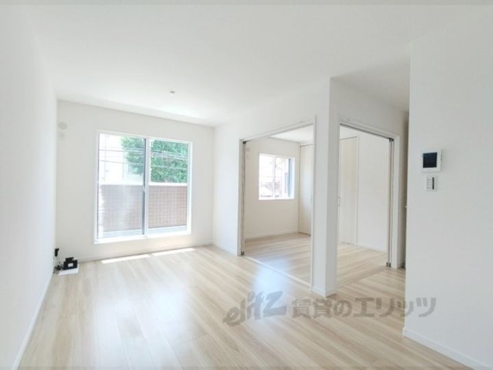 ソレイユビセレクト法蓮町2の居間