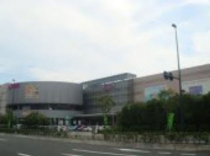 フォースアベニューの周辺