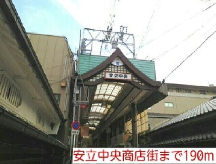 サル ドゥ セジュールの周辺