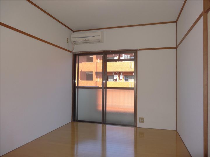 居川ビルの居間