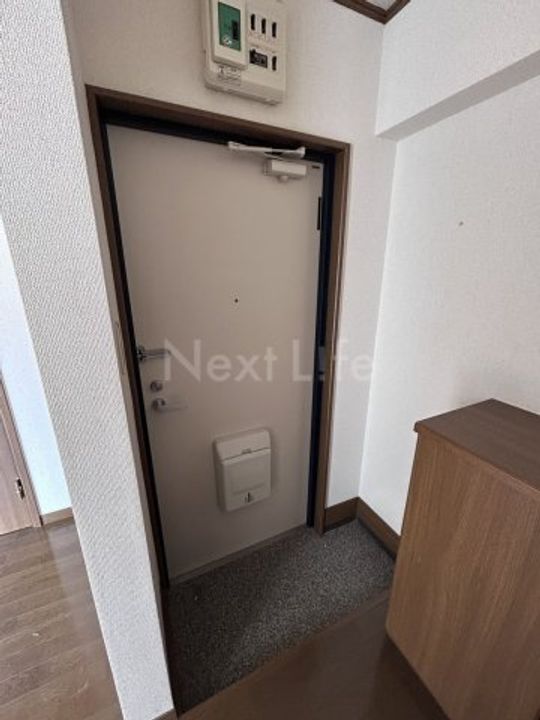 アクアレジデンス八王子第55の玄関