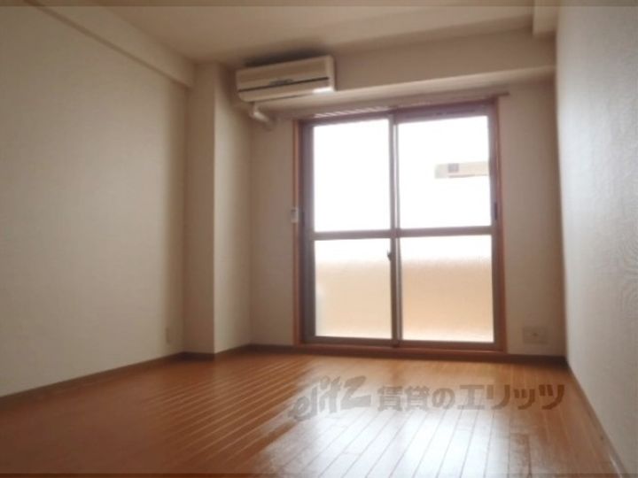 マ・アビタションの居間