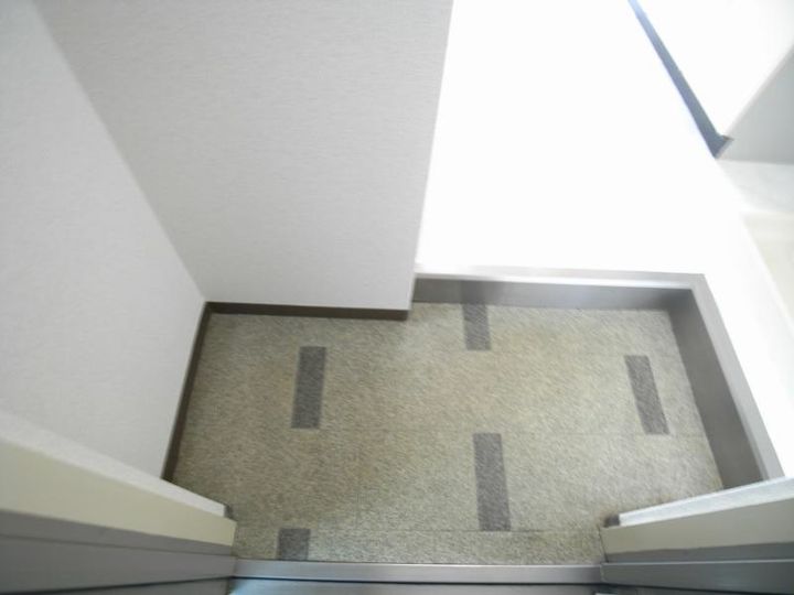 メゾン衣笠の玄関