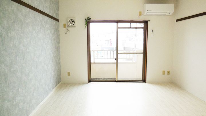 プラザ伏木(ふしき)の居間