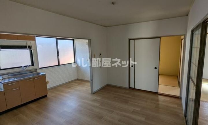 シャトー三ケ城 C棟の居間