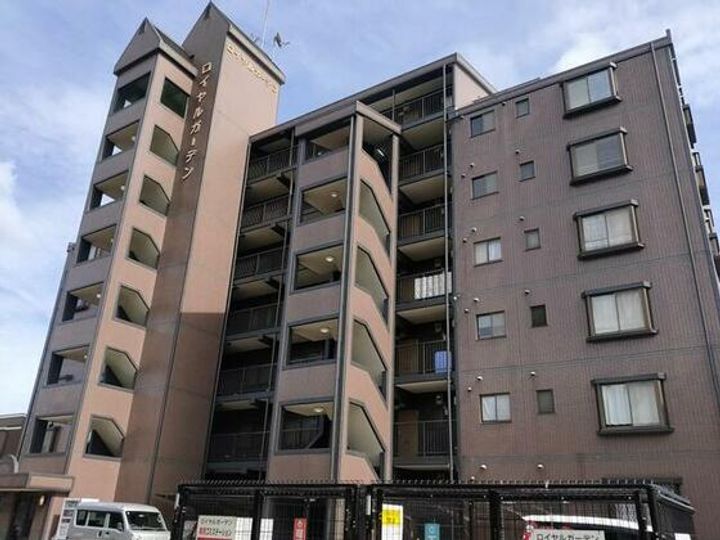 ロイヤルガーデンの外観