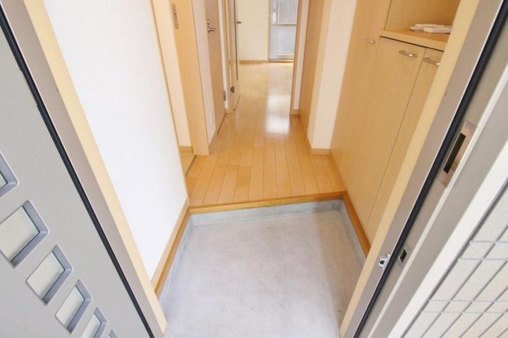 コンフォートメゾン八木の玄関