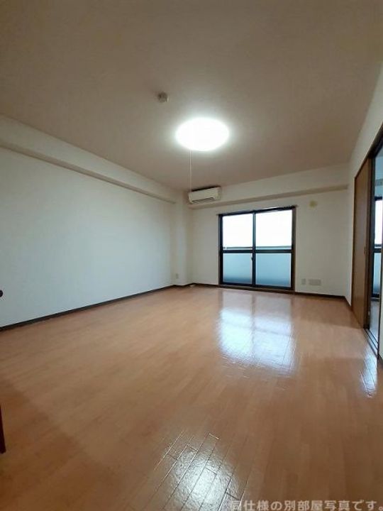 ロイヤルハートピア郷津Aの居間