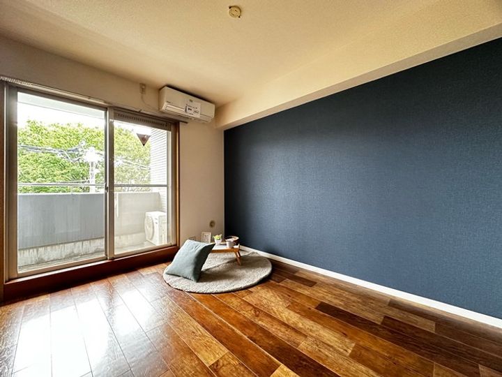 ワンステップビルの居間