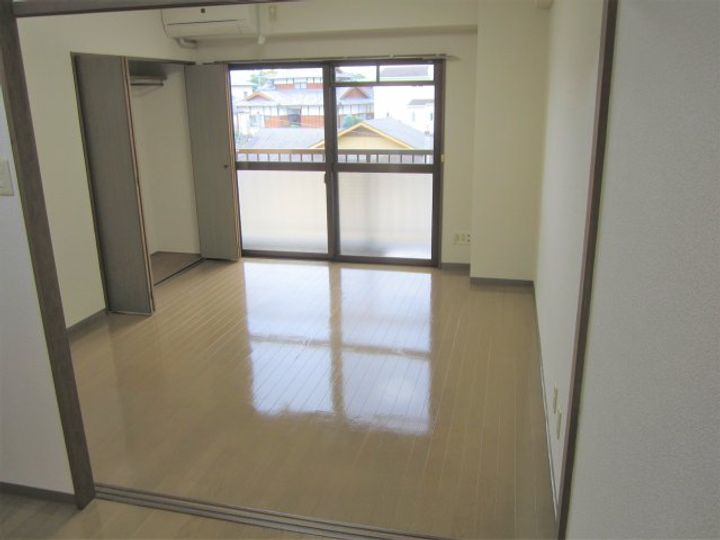 クリスタルコートIの居間