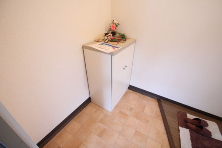 フレグランス中山東 A棟の玄関