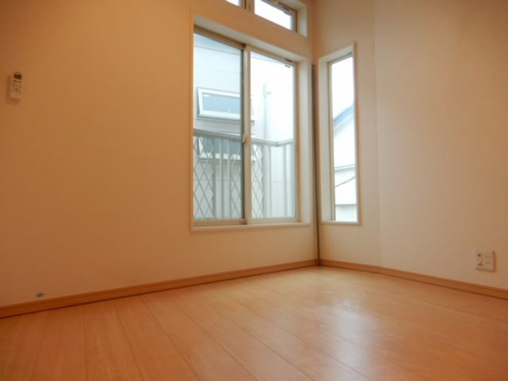 ハーミットクラブハウス鶴見オレンジコートの居間