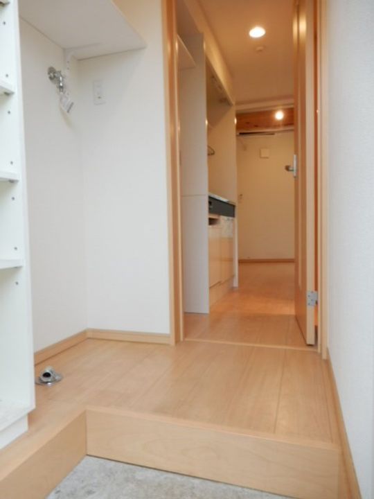 ハーミットクラブハウス鶴見オレンジコートの玄関