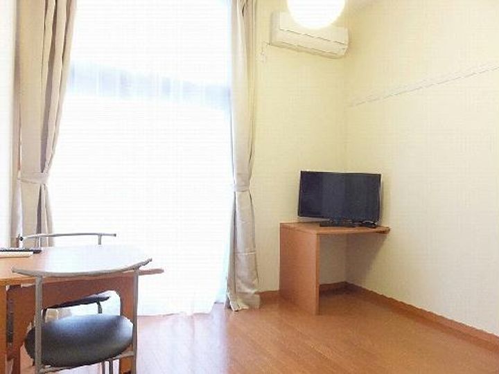 レオパレスカナサラの居間