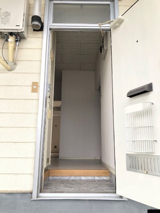 ハイツEBARAの玄関