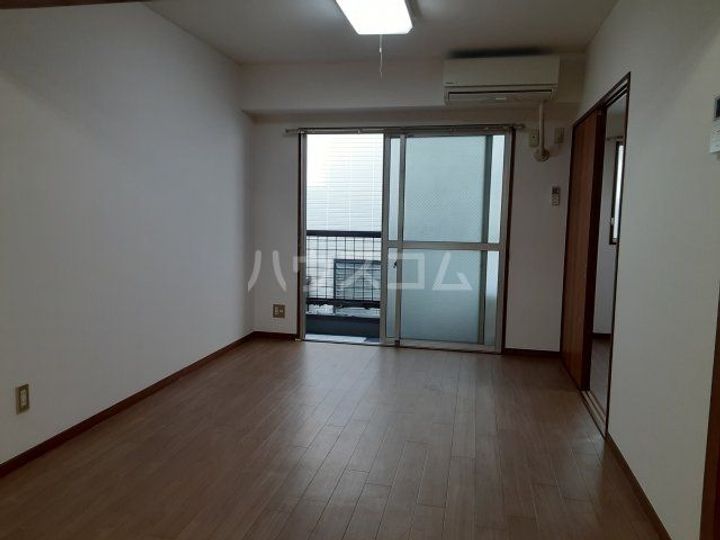 清新マンションの居間