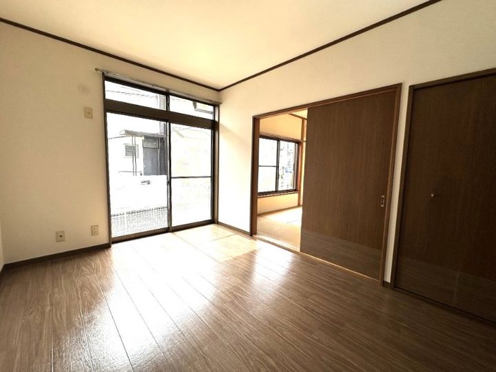 ロイヤル榎IIの居間