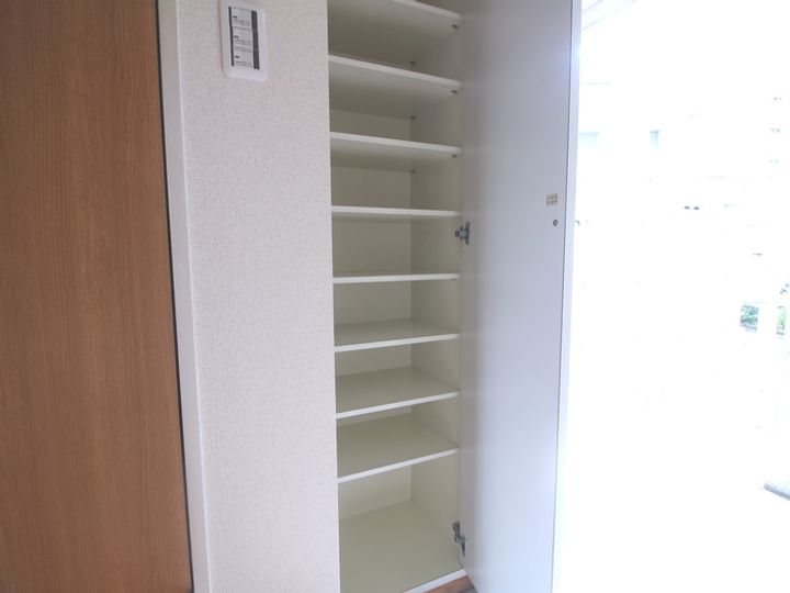 サンことひらB棟の玄関