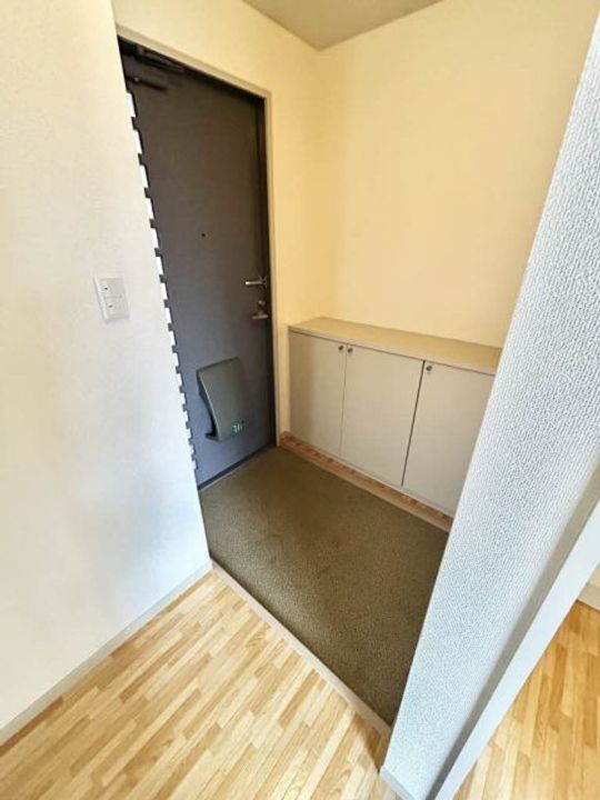 ドミール医大北 B棟の玄関