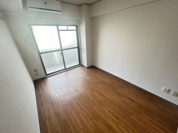 ウイング上安の居間