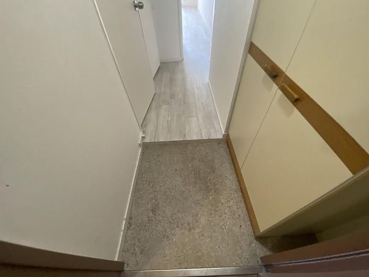 リエス榴ヶ岡の玄関