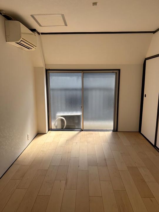高岡町860‐12 ポートハイツ303号の居間
