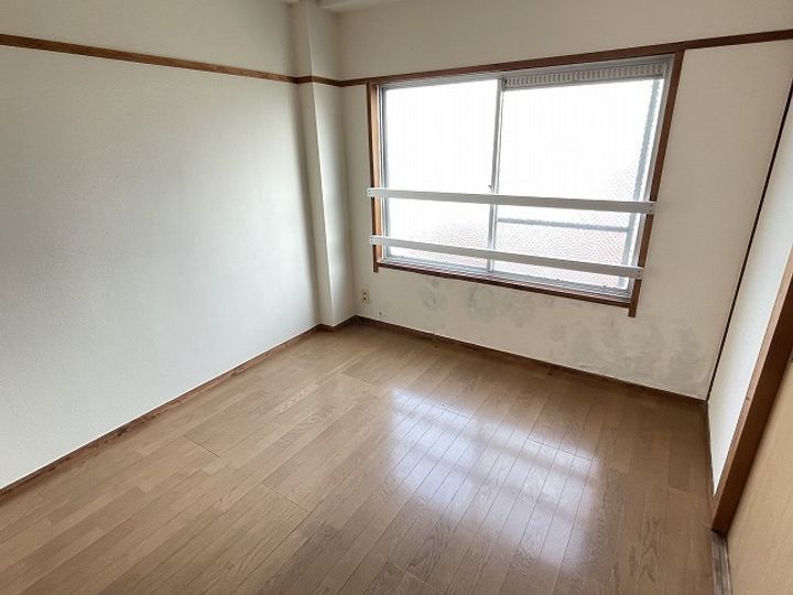 王子中町ビルの居間