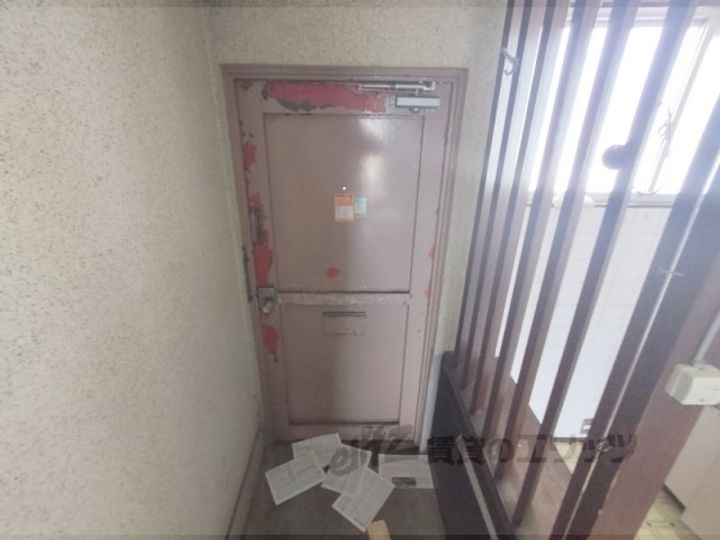 岡田ビルの玄関