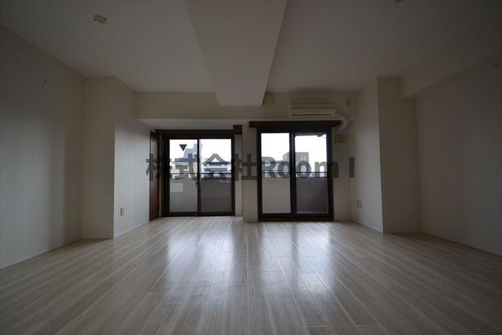 パインタワー上町台の居間