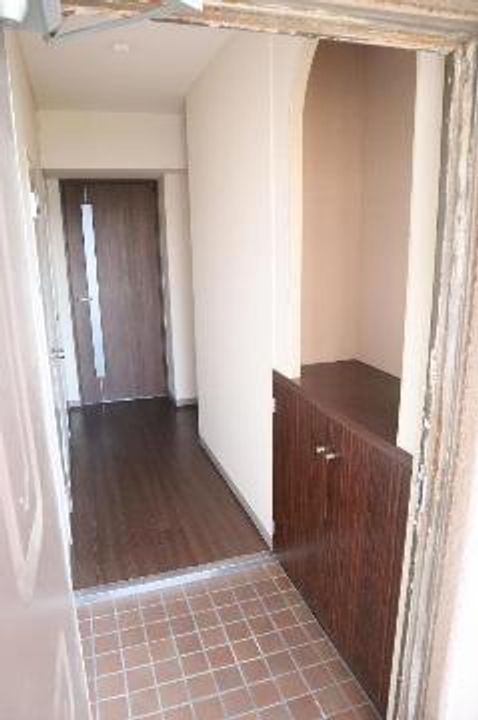 久米町マンションの玄関