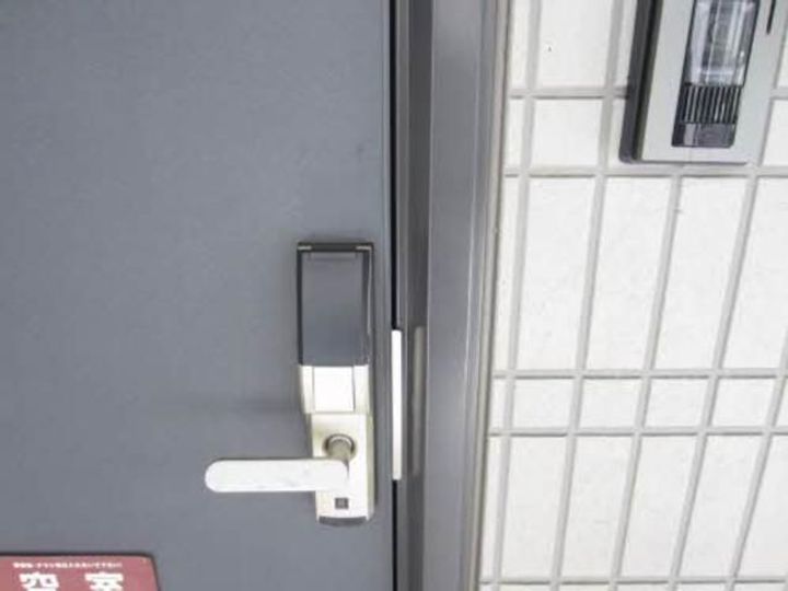 シャーメゾン上町Aの玄関