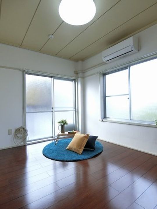 小吉ビルの居間