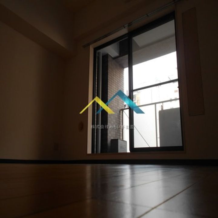 ローバー関内の居間