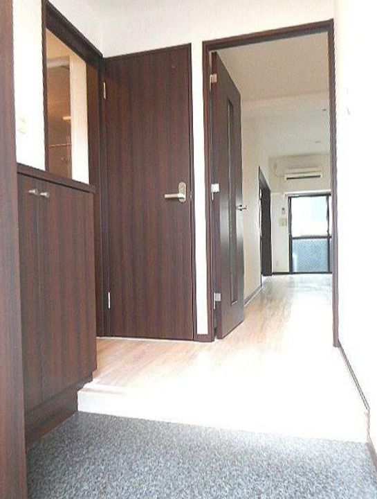 東京都台東区千束3の賃貸マンションの玄関