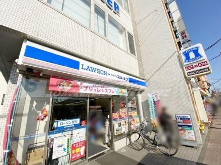 クリスタルコートの周辺